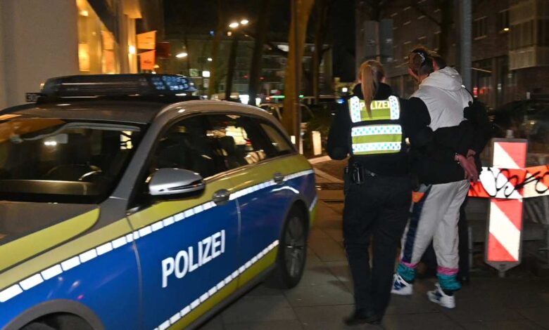 Ein Mann wird von der Polizei abgeführt.