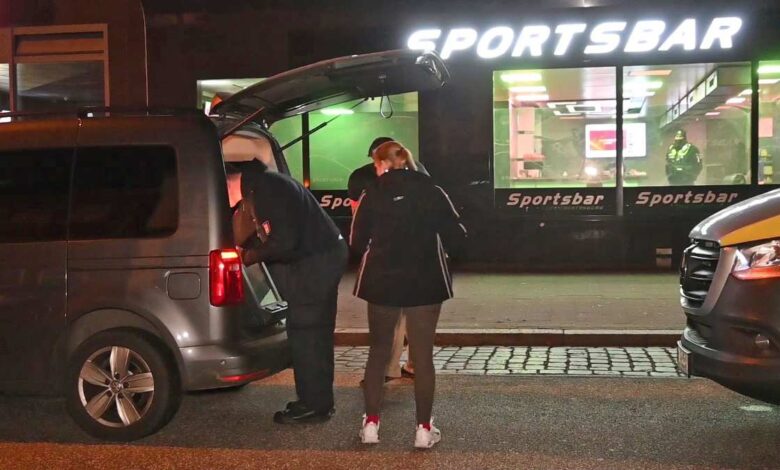 Ermittler vor einer Sportsbar.