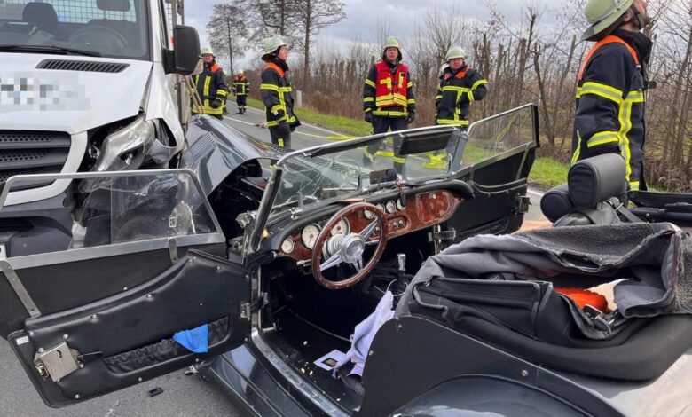 Mehrere beschädigte Fahrzeuge.