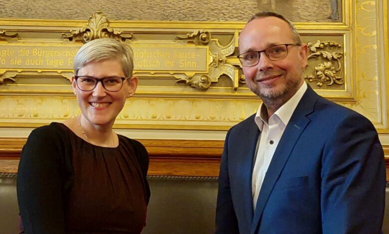Zwei Politiker:innen