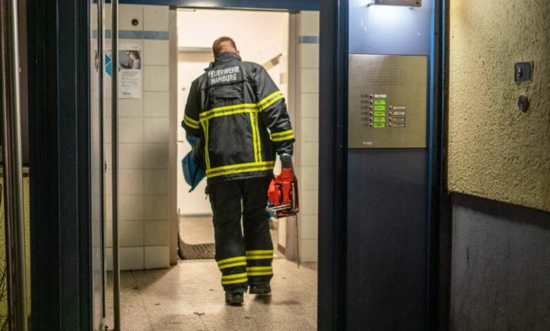 Ein Feuerwehrmann begeht den Tatort.