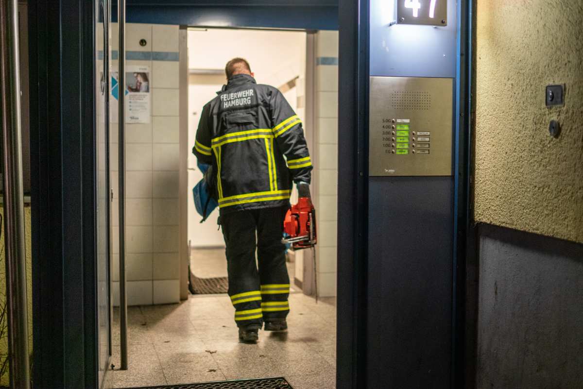 Ein Feuerwehrmann begeht den Tatort.