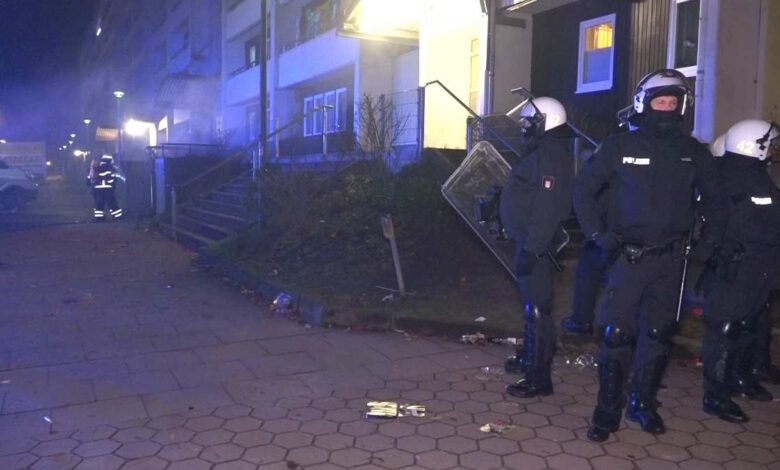 Polizeikräfte stehen am Straßenrand