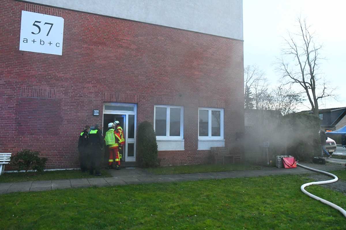 Das Bild zeigt Rauchschaden die aus einer brennenden Wohnung entweichen.