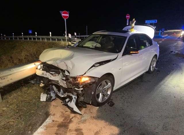 Es ist ein verunfalltes Fahrzeug zu sehen.