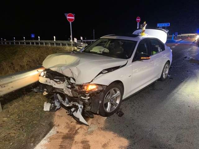 Es ist ein verunfalltes Fahrzeug zu sehen.