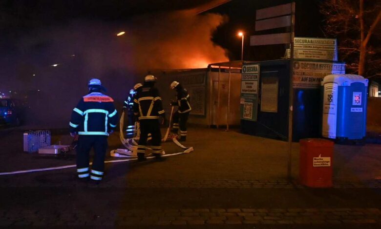 Corona-Testzentrum in Hamburg vollständig niedergebrannt - Straßenkreuzung gesperrt