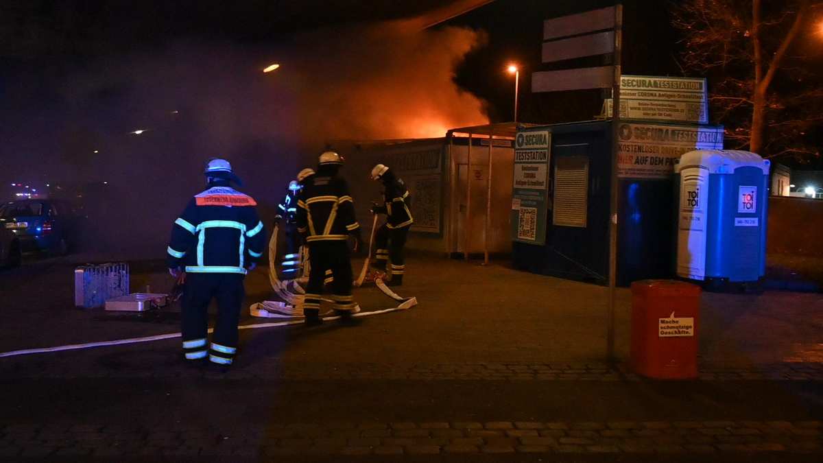 Corona-Testzentrum in Hamburg vollständig niedergebrannt - Straßenkreuzung gesperrt