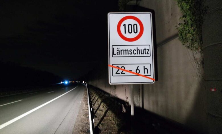 Zu sehen ist ein manipuliertes Verkehrsschild.
