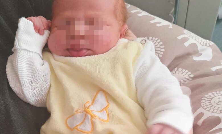 Das Bild zeigt ein neugeborenes Baby.