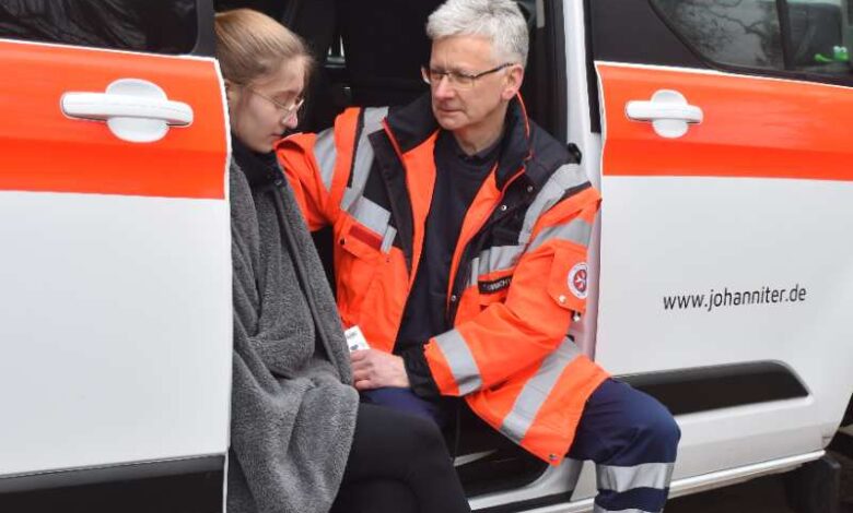 Helfer sitzen auf einer Stufe.
