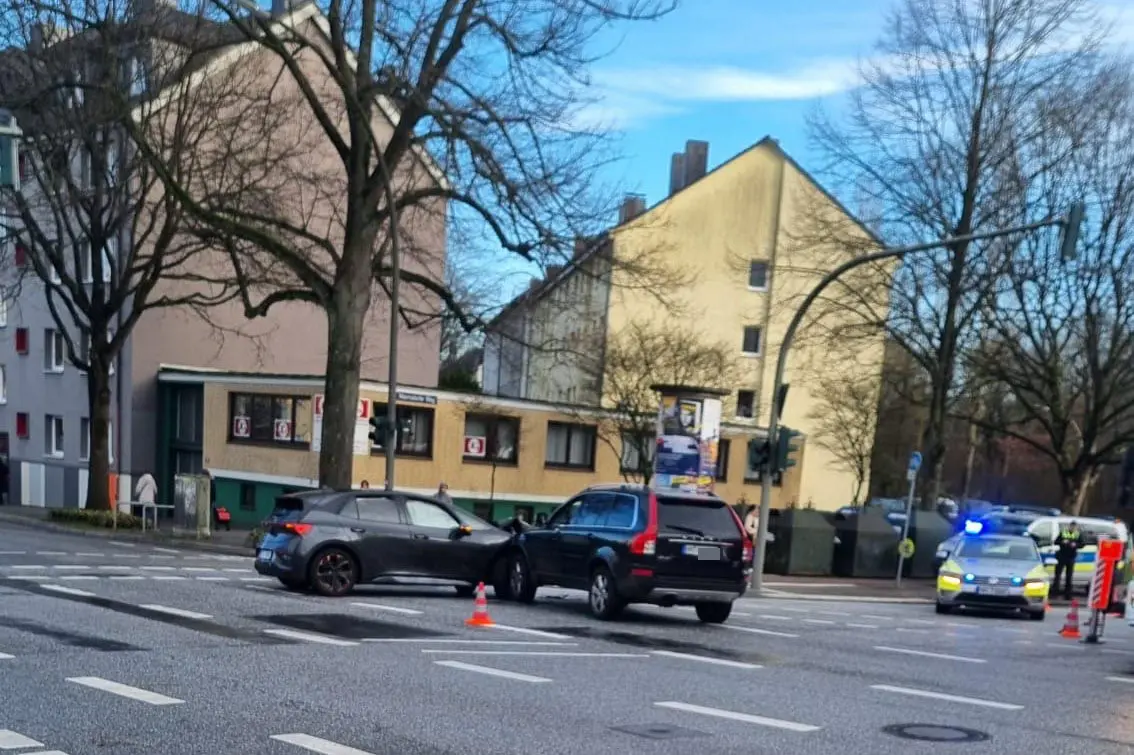 Verletzte nach Frontalunfall auf der Bremer Straße 1 Zu sehen ist die Unfallstelle.