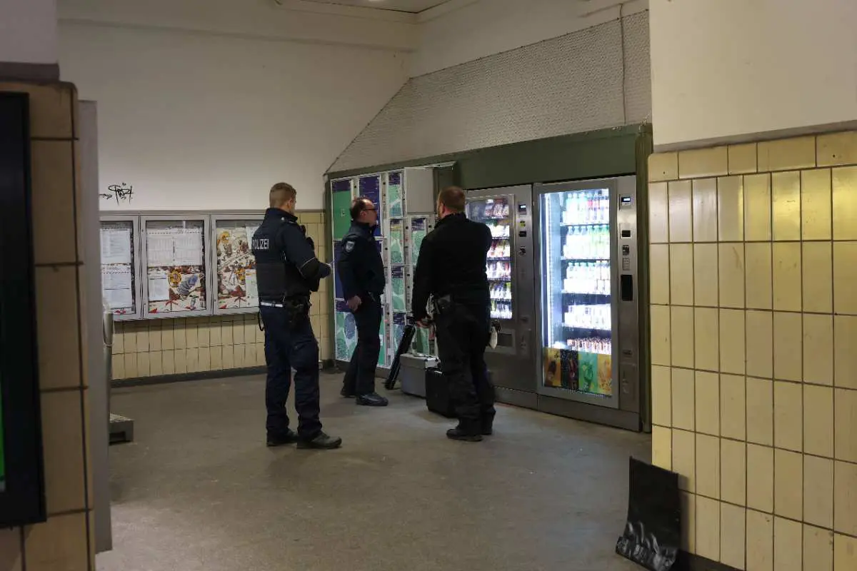 Verdächtiger Gegenstand am Bahnhof Harburg sorgt für Großeinsatz 1 Einsatzort der Polizei.