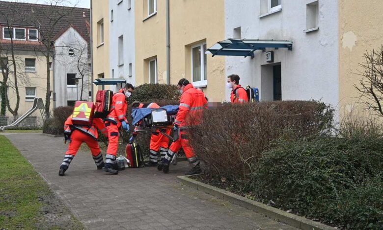 Das Opfer wird nach der Tat in ein Krankenhaus verbracht.