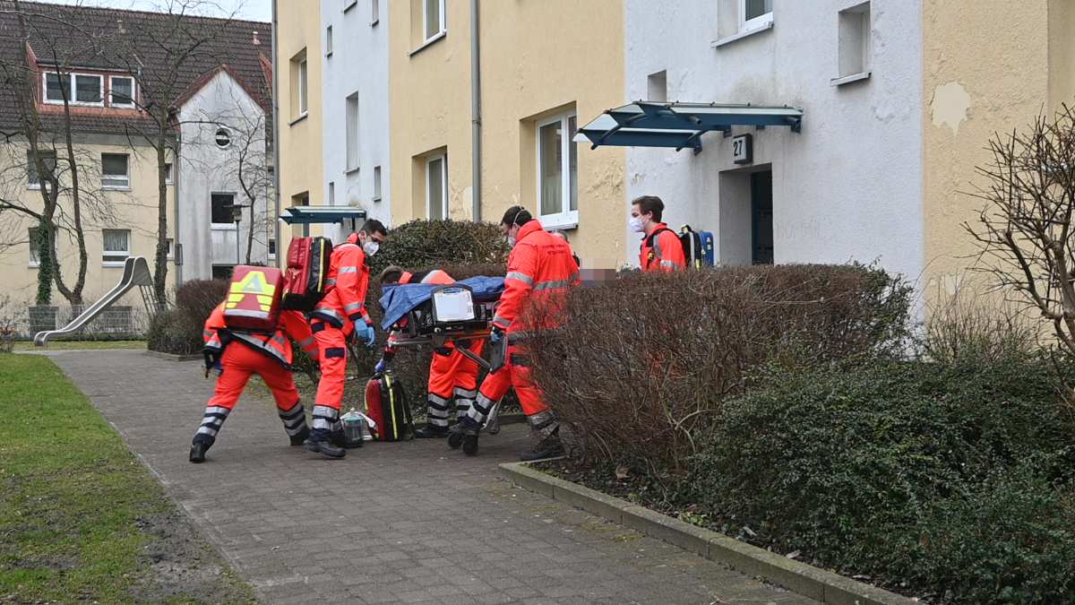 Das Opfer wird nach der Tat in ein Krankenhaus verbracht.
