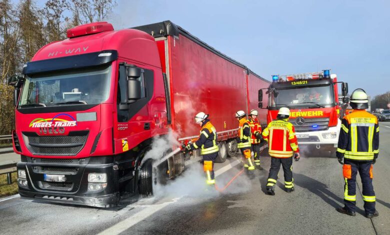 Feuerwehreinsatz auf A1: Vermeintlicher LKW-Brand entpuppt sich als erhitzte Vorderachse