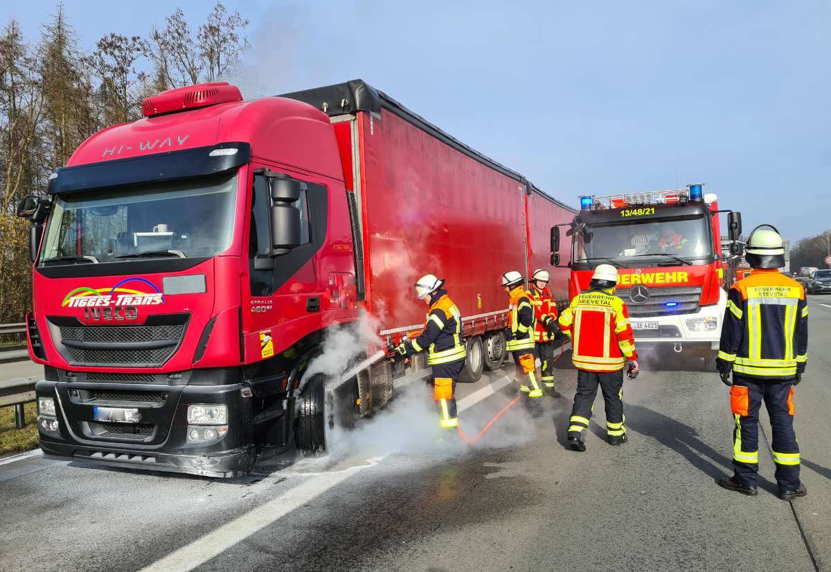 Feuerwehreinsatz auf A1: Vermeintlicher LKW-Brand entpuppt sich als erhitzte Vorderachse