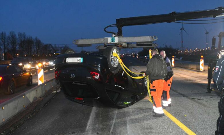 Langer Stau nach Fahrzeugüberschlag auf der A7 bei Moorburg 4 Unfall auf der Autobahn