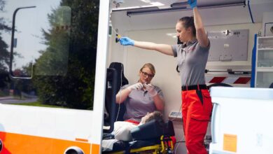 Ein Rettungsfahrzeug ist zu sehen.