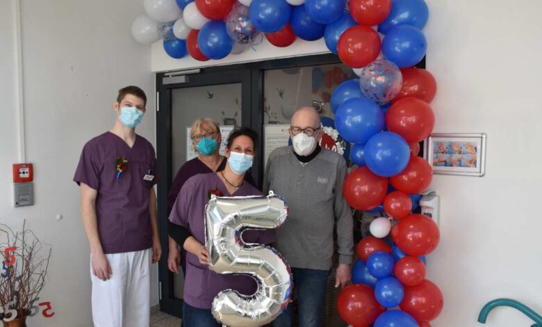 Mann mit Ballons
