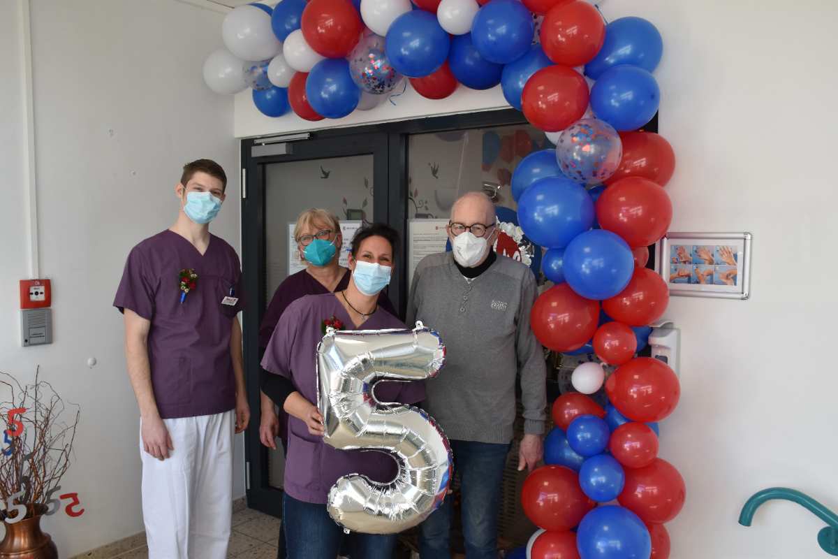 Mann mit Ballons