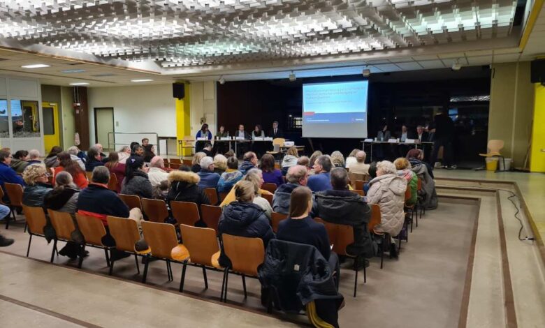 Baubeginn der Folgeunterkunft am Quellmoor steht kurz bevor - Anwohner bleiben locker 3 Aula der Schule.