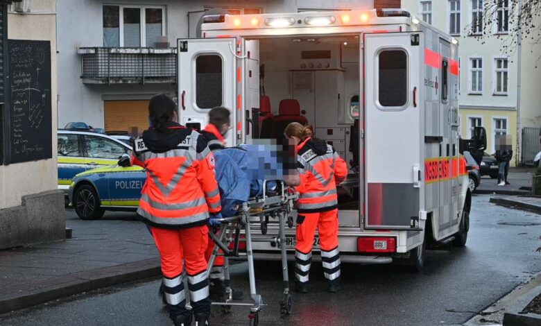 Ein verletzter wird in ein Rettungsfahrzeug geladen.