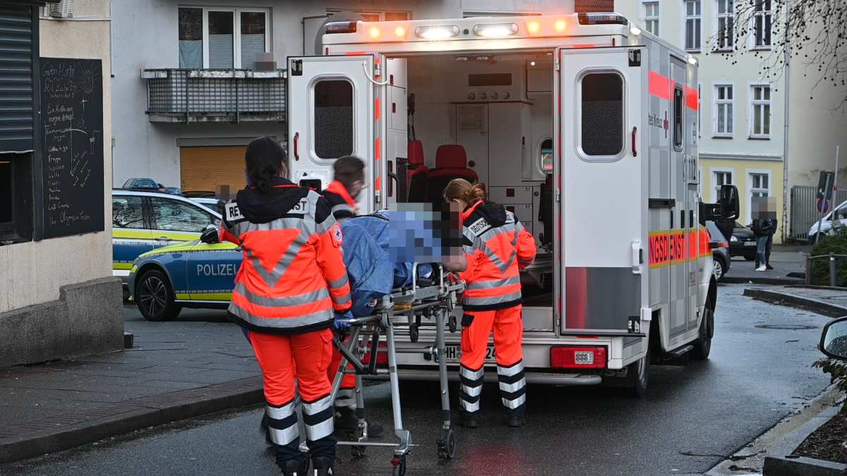 Ein verletzter wird in ein Rettungsfahrzeug geladen.