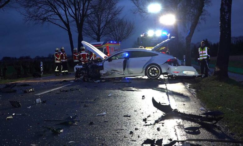 Smart kollidiert mit Mercedes auf Lindenstraße - mehrere Schwerverletzte und Vollsperrung