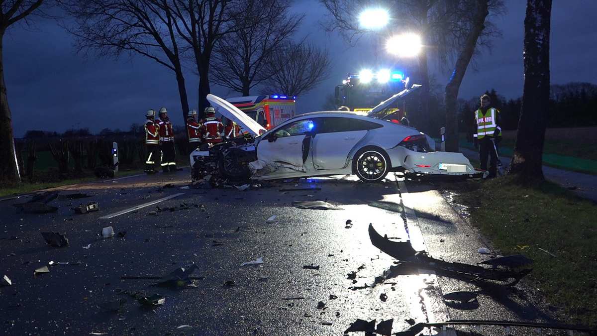 Smart kollidiert mit Mercedes auf Lindenstraße - mehrere Schwerverletzte und Vollsperrung