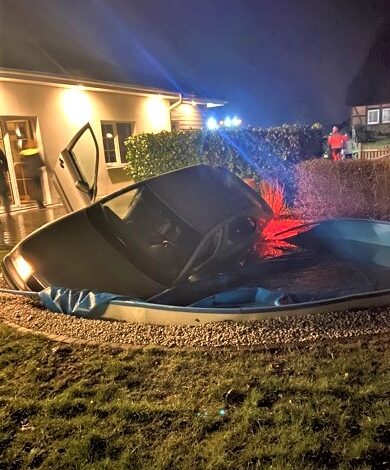 Autofahrer verursacht Unfall und landet mit Fahrzeug im Swimmingpool in Tespe