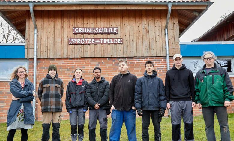 Jugendwerkstatt Chancen schaffen erneuert Namensschild der Grundschule Sprötze-Trelde