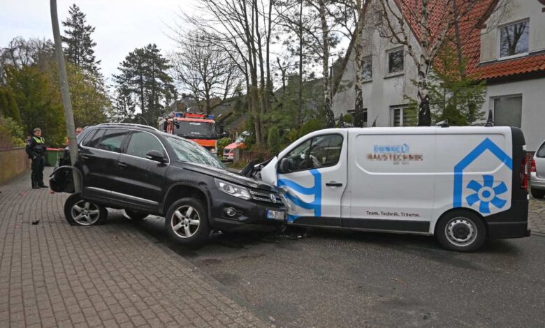 Verkehrsunfall auf Eißendorfer Grenzweg: Transporter kollidiert mit geparktem VW Tiguan