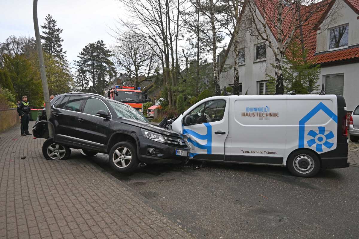 Verkehrsunfall auf Eißendorfer Grenzweg: Transporter kollidiert mit geparktem VW Tiguan