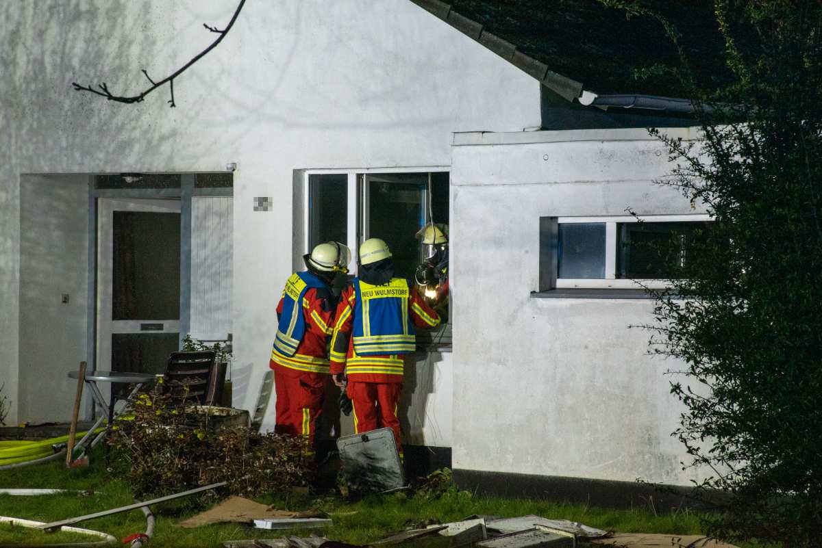Küchenbrand in Neu Wulmstorf: Frau leicht verletzt, Ursache unklar