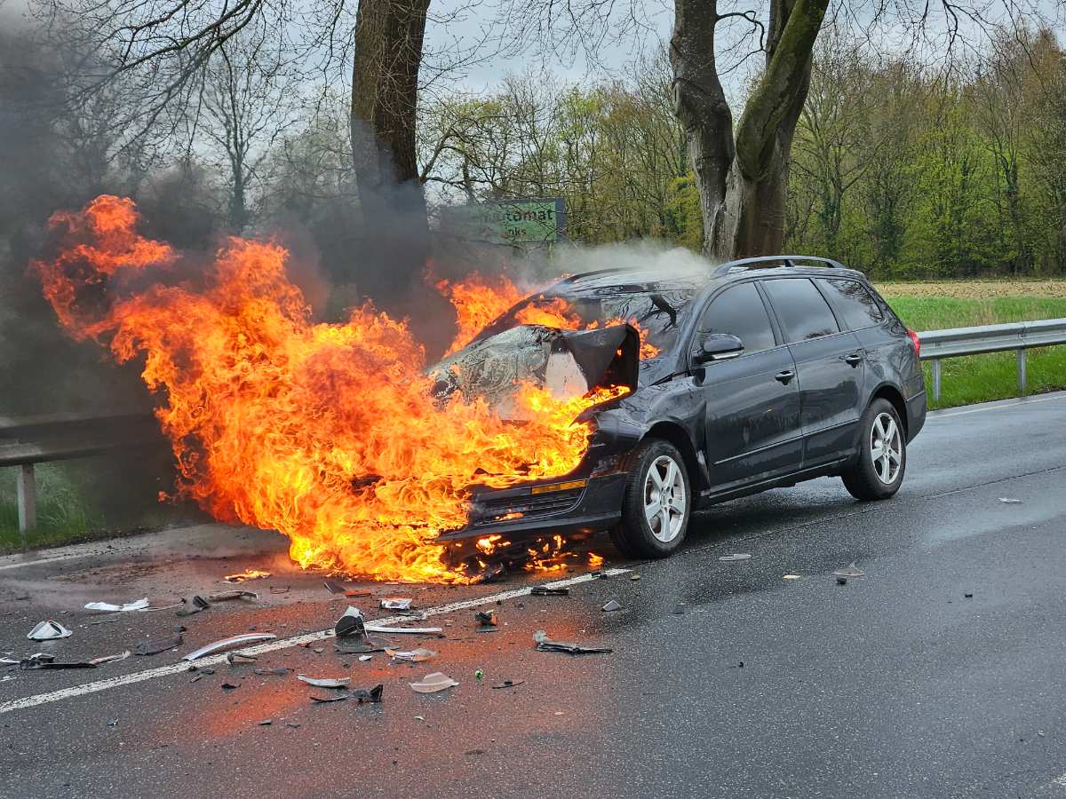 Auto prallt auf Trecker-Anhänger und brennt aus - keine Verletzten