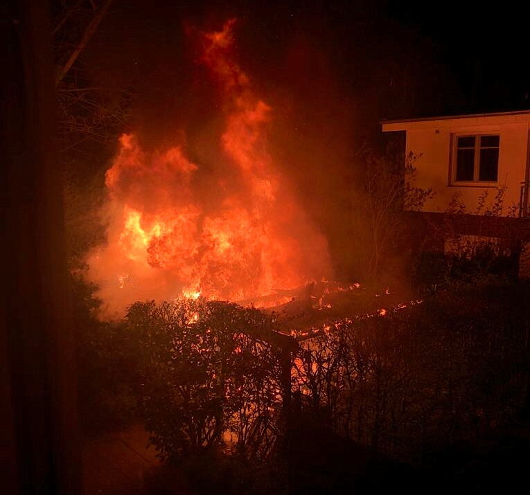 Frau verletzt sich bei Brand eines Gartenschuppens
