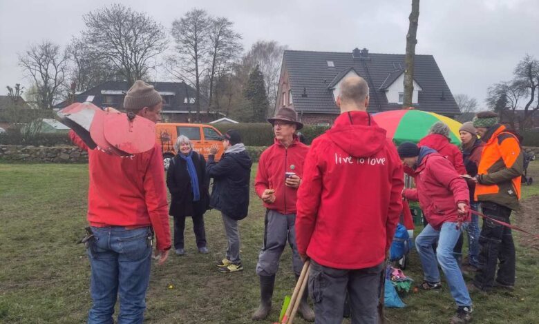 Hochzeitspaar pflanzt mit Gästen Obst- und Nussbäume in Schwiederstorf für eine nachhaltige Zukunft