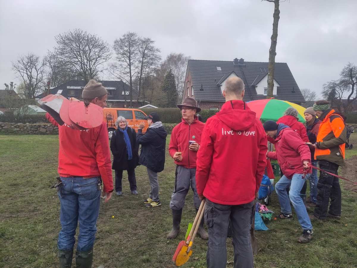 Hochzeitspaar pflanzt mit Gästen Obst- und Nussbäume in Schwiederstorf für eine nachhaltige Zukunft