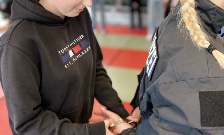 Handschellen klicken beim Zukunftstag der Polizei in Buchholz