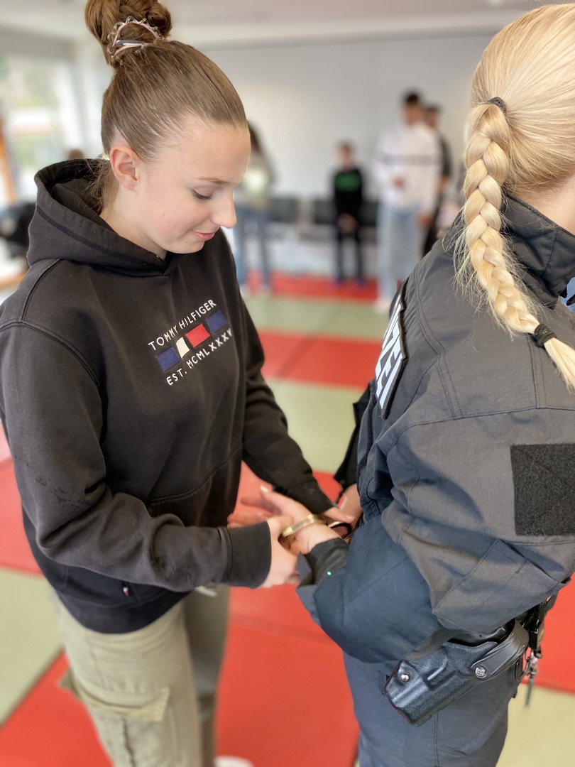 Handschellen klicken beim Zukunftstag der Polizei in Buchholz