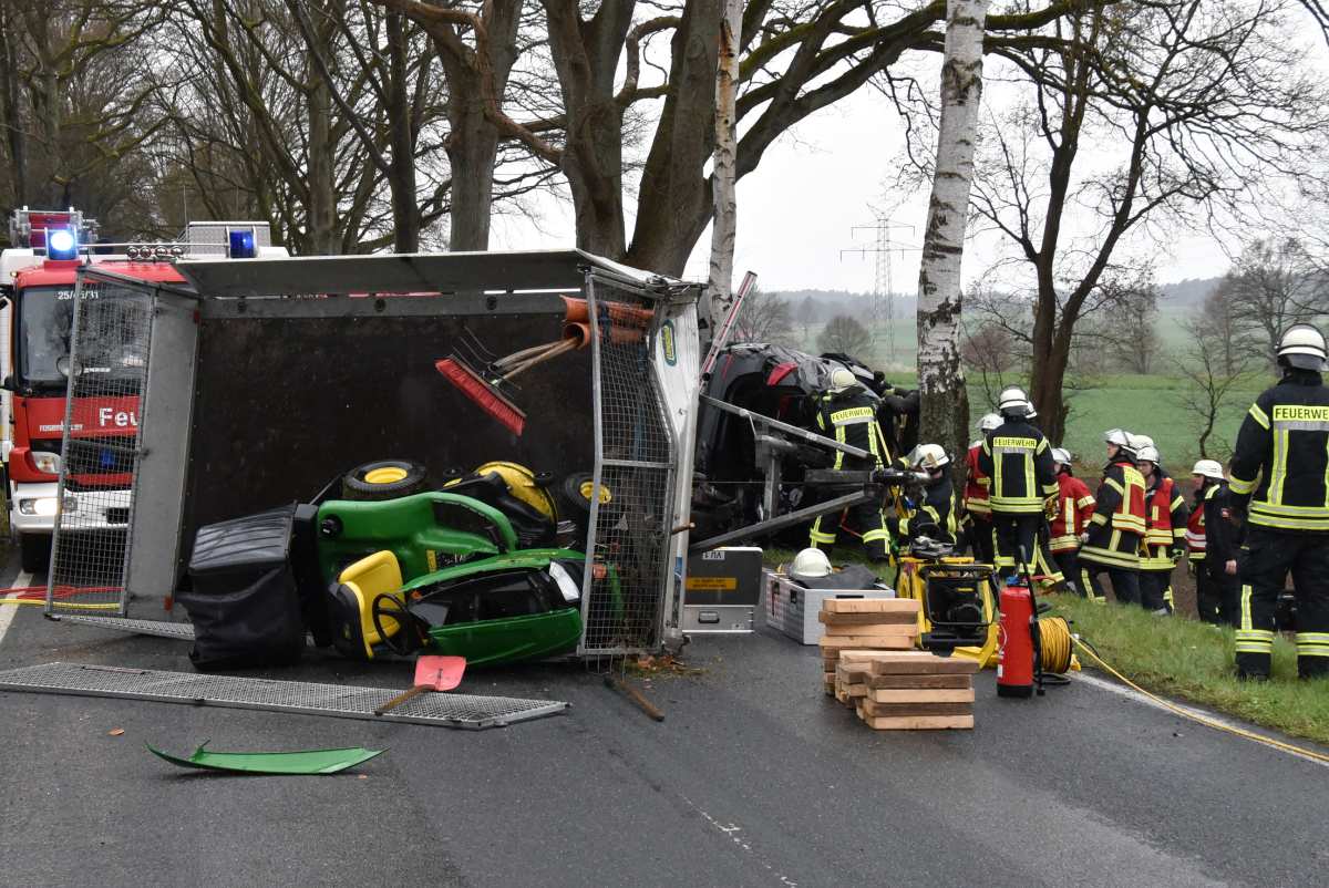 Schwerer Verkehrsunfall fordert eine Schwerverletzte und Sperrung einer Kreisstraße 1 Schwerer Verkehrsunfall fordert eine Schwerverletzte und Sperrung einer Kreisstraße