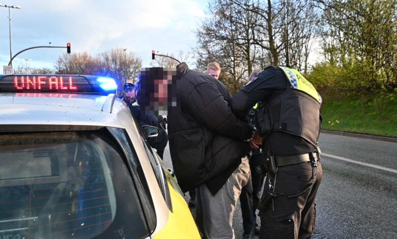 Rollerfahrer flüchtet vor Polizei und kollidiert mit zivilem Streifenwagen