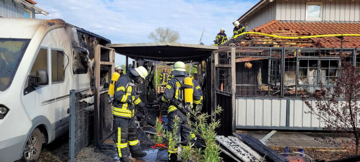 Feuer greift von Schuppen auf Wohnmobil und Haus über - 350.000 Euro Sachschaden