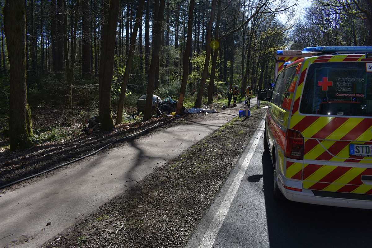 25-jährige Autofahrerin bei Unfall auf Bundesstraße 74 tödlich verletzt