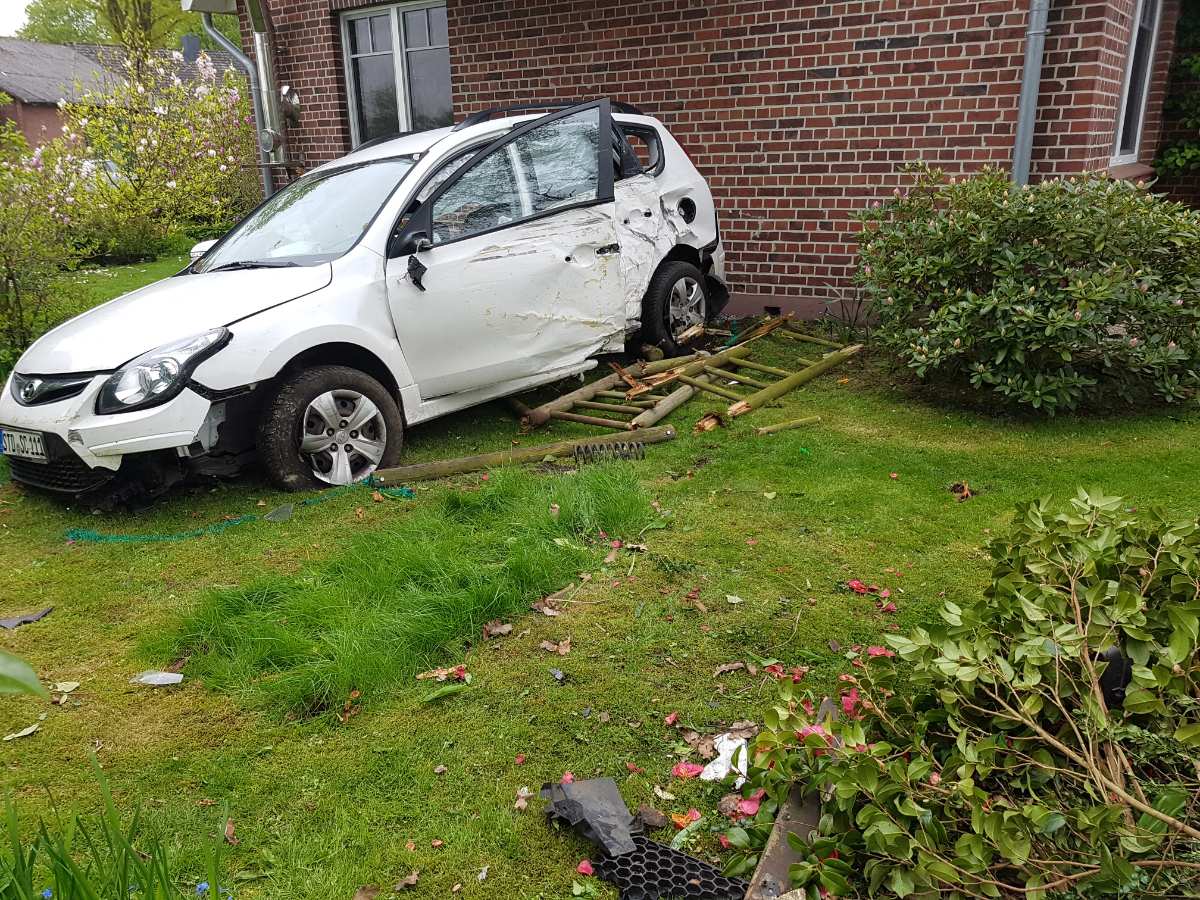 19-jähriger Autofahrer kommt von der Straße ab und prallt gegen Hauswand