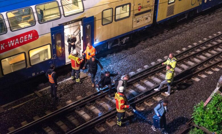 Nahverkehrszug kollidiert mit Arbeitsgerät nahe Tostedter Bahnhof - Zugverspätungen im Berufsverkehr