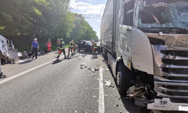 Verkehrsunfall auf A1: Schwerer Zusammenstoß am Stauende - Vier Leichtverletzte und hoher Sachschaden