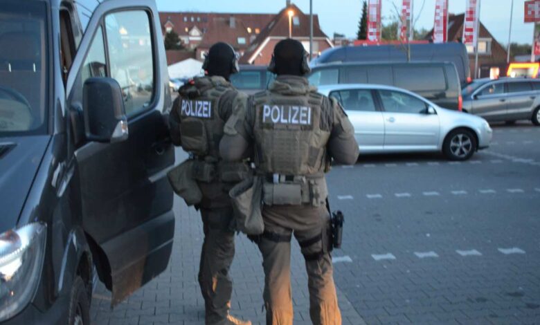Polizei geht gegen Clan-Kriminalität vor: Werte von nahezu 1 Mio. Euro und Waffe beschlagnahmt 5 Polizei geht gegen Clan-Kriminalität vor: Werte von nahezu 1 Mio. Euro und Waffe beschlagnahmt