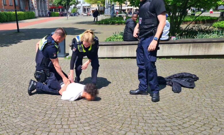 Jugendliche versuchen mit Falschgeld zu zahlen: Festnahme auf Harburger Rathausmarkt